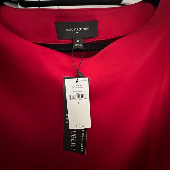 NWT! Banana Republic Red Satin Rouched Top. Size M - Picture 2 of 4